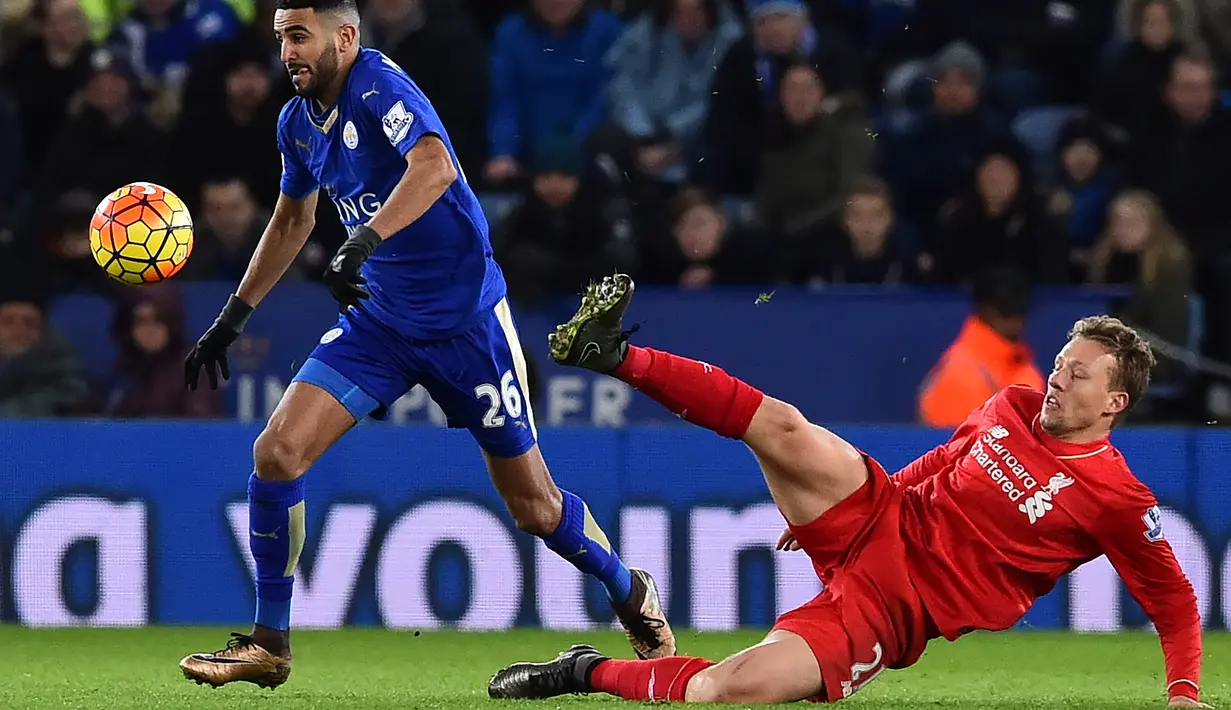 Pemain Leicester City, Riyad Mahrez (kiri), melewati hadangan pemain pemain Liverpool, Lucas Leiva, pada lanjutan Liga Inggris di Stadion King Power, Leicester, Rabu (3/2/2016) dini hari WIB. (AFP/Ben Stansall)
