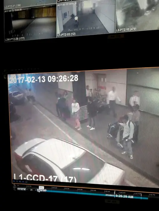 Rekaman CCTV yang dirilis pada Rabu (15/2), salah satu wanita yang diduga mata-mata Korea Utara (Korut) pembunuh kakak tiri Kim Jong-un, Kim Jong-nam, mengenakan atasan lengan panjang putih di Bandara Kuala Lumpur, Malaysia. (Star TV via AP)