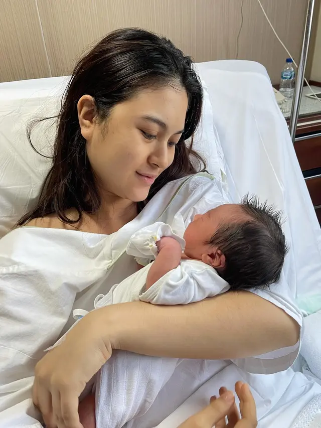 5 Potret Terbaru Marcella Daryanani Usai Melahirkan Ini Tampil Menawan