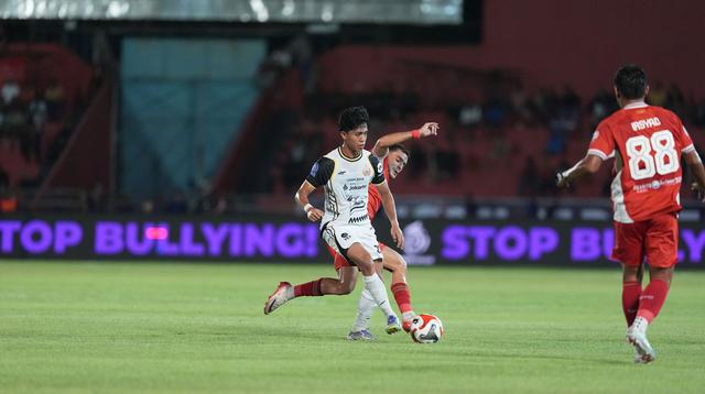 Pemain Persija Jakarta, Figo Dennis, mencoba lepas dari penjagaan pemain Semen Padang dalam pertandingan BRI Super League di Stadion H. Agus Salim, Senin (22/12/2025) malam WIB. (Dok. Media Persija)