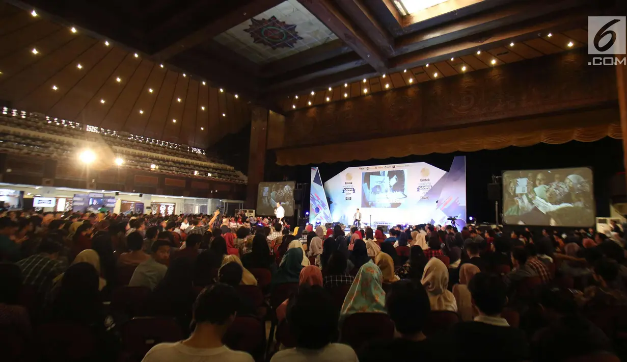 Suasana acara Goes to Campus (EGTC) 2017 di Universitas Gadjah Mada, Yogyakarta, Selasa (31/10). EGTC 2017 menghadirkan tokoh-tokoh inspiratif dengan tujuan agar para mahasiswa memperoleh pengalaman dan wawasan baru. (Liputan6.com/Helmi Afandi)
