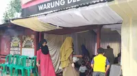 Pengantin menikah di warung setelah rumahnya digusur, Bogor. (Liputan6.com/ Achmad Sudarno)