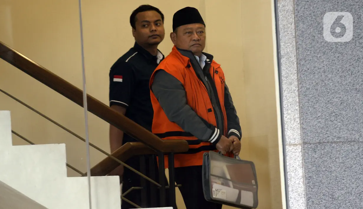 Bupati Sidoarjo nonaktif, Saiful Ilah dikawal petugas akan menjalani pemeriksaan di Gedung KPK, Jakarta, Kamis (20/2/2020). Saiful Ilah diperiksa sebagai tersangka untuk melengkapi berkas terkait dugaan menerima suap proyek infrastruktur di Dinas PUPR Kabupaten Sidoarjo. (merdeka.com/Dwi Narwoko)