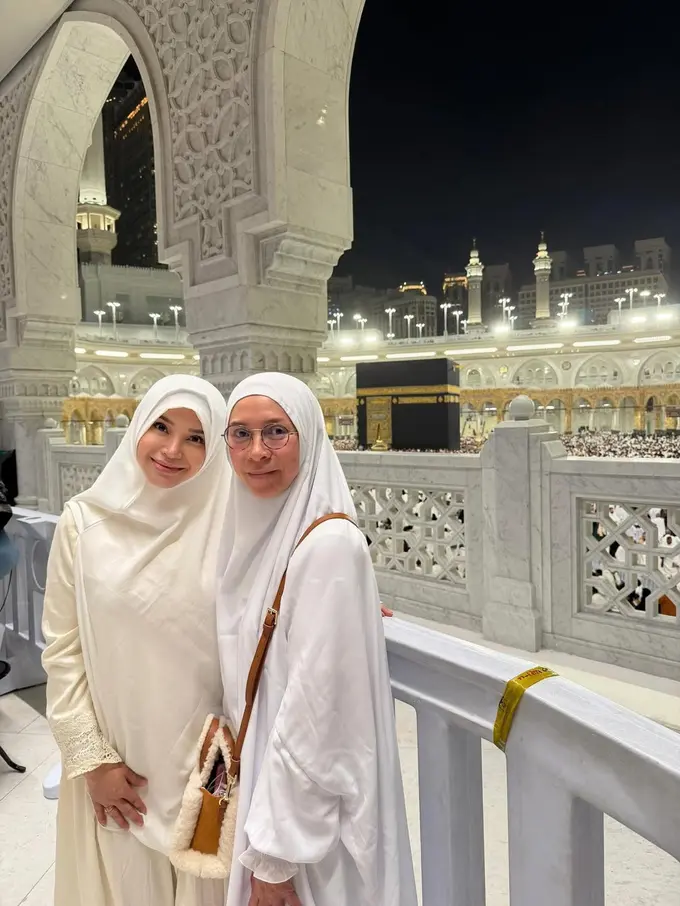Gaya Kompak Rossa dan Melly Goeslaw Umrah Bareng, Sekalian Rayakan Ulang Tahun di Tanah Suci
