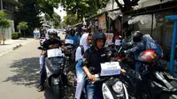 Para pengendara motor dan relawan ojek rela meluangkan waktu untuk mengantar pulang pelajar yang kesulitan naik angkot yang sedang mogok di Cirebon. (Liputan6.com/Panji Prayitno)