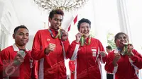 Atlet peraih medali Olimpiade Rio 2016, pasangan bulu tangkis Tontowi/Liliyana serta dua atlet angkat besi Sri Wahyuni Agustiani dan Eko Yuli Irawan seusai diterima Presiden Jokowi , di Istana Merdeka, Jakarta, Rabu (24/8). (Liputan6.com/Faizal Fanani)