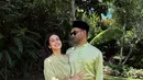 Pevita Pearce dan Mirzan Meer menikah pada 19 Oktober 2024 di Kuala Lumpur, Malaysia, keduanya tampil dengan nuansa baju hijau. [@pevpearce]