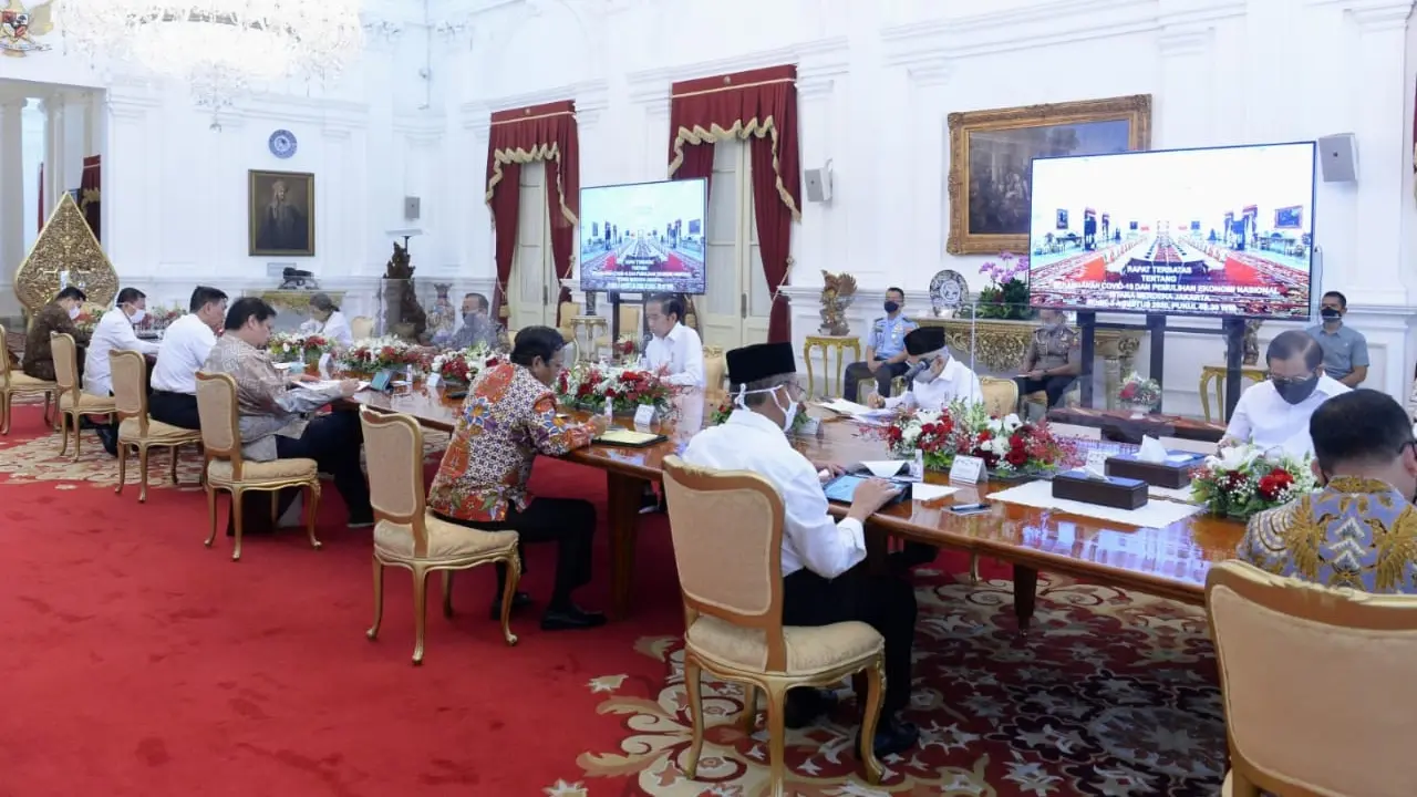 Suasana rapat terbatas Presiden Jokowi, Wapres Ma'ruf Amin dan menteri Kabinet Indonesia Maju di Istana Merdeka Jakarta, Senin 3 Agustus 2020
