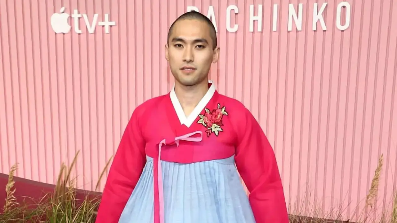 Jin Ha kenakan hanbok di red carpet Pachinko