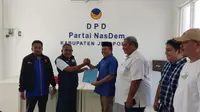 Syamsuddin Karlos kembalikan formulir pendaftaran bacabup ke Partai NasDem (Liputan6.com/Fauzan)