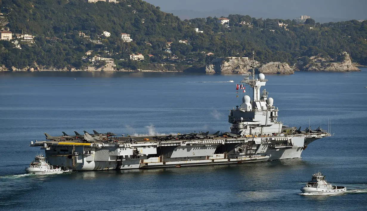Kapal induk Perancis Charles -de - Gaulle meninggalkan pelabuhan Perancis selatan, Rabu (18/11/2015). Pasukan Militer Perancis akan dikerahkan untuk menyerang ISIS. (AFP PHOTO/BORIS HORVAT)