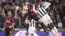 Duel pemain AC Milan, Andre Silva (tengah) dan pemain Juventus, Blaise Matuidi pada laga Serie A di Allianz Stadium, Turin, (31/3/2018). Juventus menang 3-1. (AFP/Marco Bertorello)