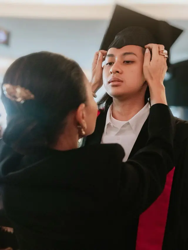 6 Penampilan Yuni Shara bak Wanita Keraton Dibalut Kebaya Janggan saat Dampingi Sang Putra Wisuda