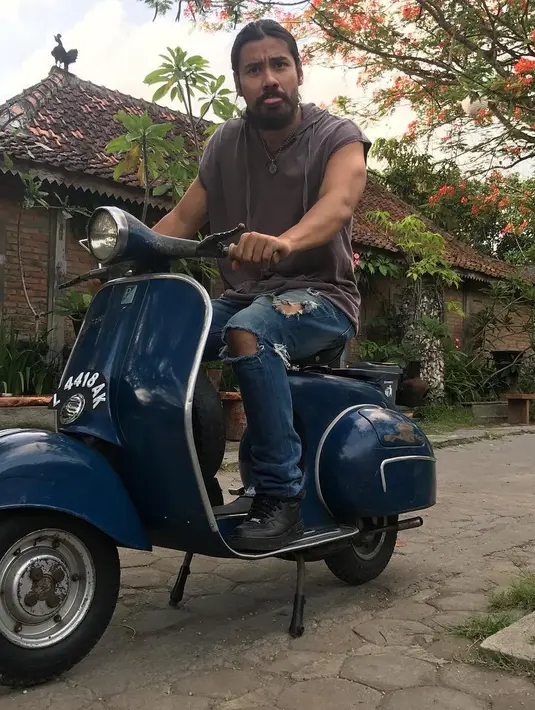 Selain hobi dengan motor gede, si pria gagah perkasa ini sepertinya juga senang dengan motor vespa. Seperti di foto ini Chicco Jerikho tampan sekali berada di vespa birunya.  (Instagram/chicco.jerikho)