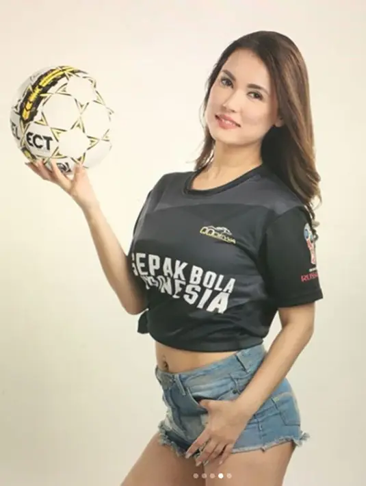 Selain jersey Indonesia, wanita kelahiran 8 Januari 1986 ini mengenakan kaus warna hitam yang bertuliskan 'Sepakbola Indonesia'. (Foto: instagram.com/maria.ozawa)