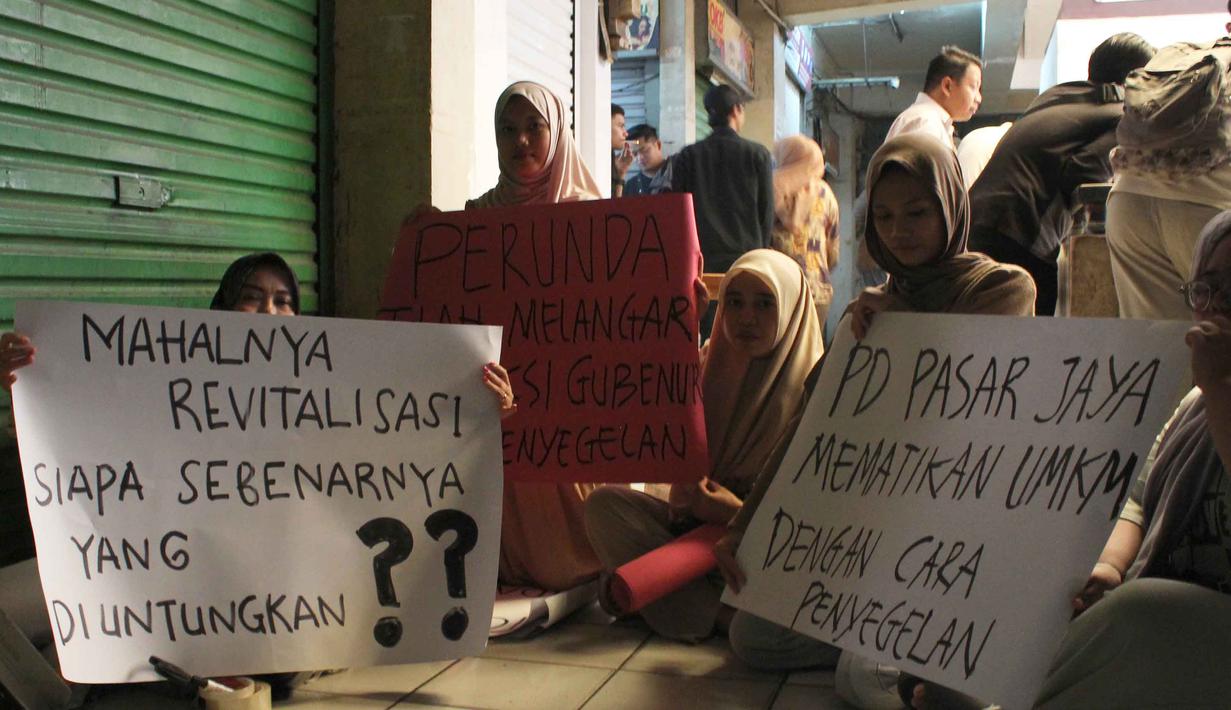 Mereka menyebut langkah tersebut tidak memiliki dasar hukum yang jelas. Diketahui, aksi protes pedagang Pasar Pramuka, Matraman, Jakarta Timur, telah berlangsung sejak Kamis (13/11/2025) kemarin. Tampak dalam foto, para pedagang melakukan aksi protes di dalam Pasar Pramuka, Jakarta Timur, Jumat (14/11/2025). (merdeka.com/magang/Rendi Saputra)