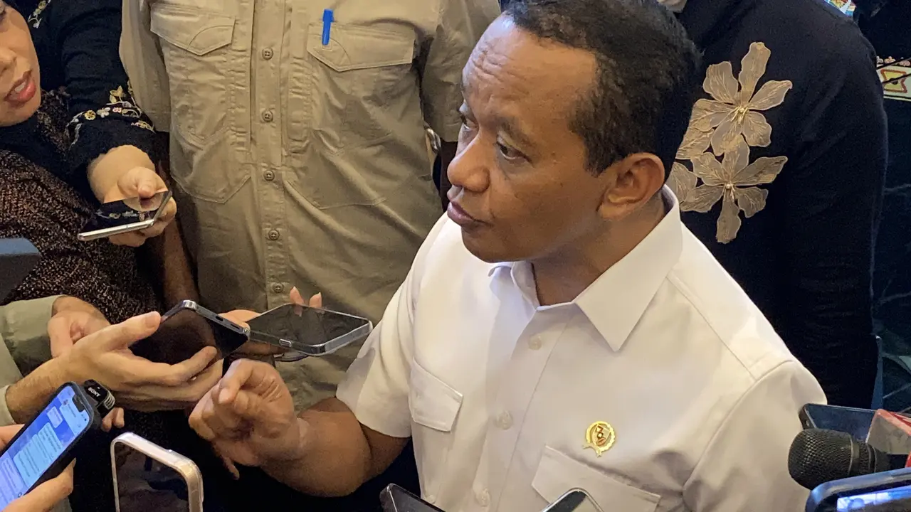 Menteri Energi dan Sumber Daya Mineral (ESDM) Bahlil Lahadalia di Gedung Kementerian Koordinator Bidang Perekonomian, Jumat (27/3/2026). (Liputan6.com/Immanuel)