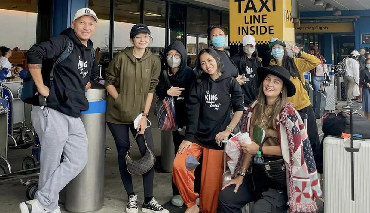 Rachel menggunakan atas hoodie hitam, dipadakn dengan pants orange dari Kalea seharga Rp350 ribu