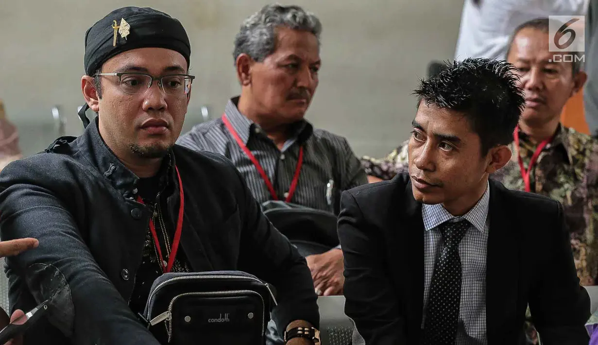 Sandy Tumiwa (kiri) saat menghadiri mediasi di Pengadilan Negeri Jakarta Selatan, Kamis (1/3). Mediasi tersebut bicara soal keinginan masing-masing dalam penyelesaian masalah hak asuh anak. (Liputan6.com/Pool/Adrian)