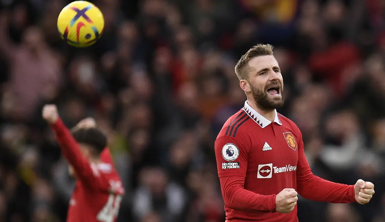 Selebrasi bek Manchester United, Luke Shaw saat menghadapi Manchester City pada laga Liga Inggris 2022/2023 di Old Trafford Stadium, Manchester (14/1/2023). Luke Shaw hingga kini telah bermain dalam 247 laga di semua ajang sejak didatangkan dari Southampton pada awal musim 2014/2015. Dari jumlah laga tersebut ia telah mencetak 4 gol dan 27 assist. (AFP/Oli Scarff)