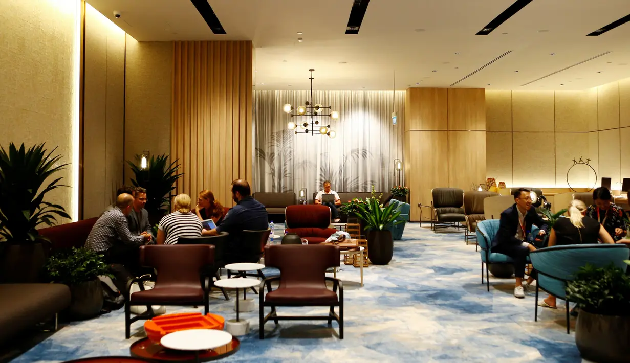Pengunjung duduk di Lounge Changi di Jewel Changi Airport, Singapura, 11 April 2019. Dalam Jewel Changi Airport terdapat aneka gerai pertokoan kelas dunia. (REUTERS/Feline Lim)