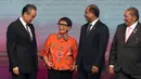 Retno menuturkan, perdagangan antara ASEAN dengan China mencapai USD 975 miliar. Di mana China juga menjadi sumber investasi asing terbesar keempat bagi ASEAN dengan nilai USD 13,8 miliar di tahun 2021. (AP Photo/Tatan Syuflana, Pool)