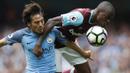 3. Gelandang Manchester City, David Silva, berebut bola dengan gelandang West Ham, Enner Valencia pada laga Premier League di Stadion Ettihad, Manchester, Inggris, Minggu (28/8/2016). (Reuters/Carl Recine)