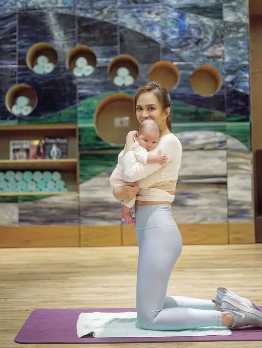 Kini setelah beberapa waktu tak lakukan olahraga, Shandy pun kembali berolahraga meski ia juga mengasuh baby Clair. Shandy pun terlihat sangat cantik seperti tidak ada bekas hamil dalam balutan busana olahraganya. (Liputan6.com/IG/@shandyaulia)