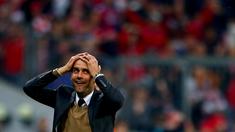 Ekspresi pelatih Bayern Munchen, Pep Guardiola, setelah anak asuhnya mencetak lima gol ke gawang Wolfsburg dalam sembilan menit dalam laga Bundesliga di Munchen, Selasa (22/9/2015). (Reuters/Michaela Rehle)
