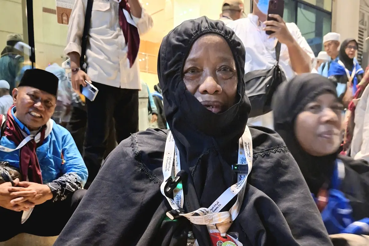 Jemaah haji Indonesia kloter BTH 01, Kamisah Kamil, difoto menjelang kepulangan ke Indonesia di hotel di kawasan Syisyah, Makkah, 31 Mei 2026. (Asnida Riani/Liputan6.com/Media Center Haji)