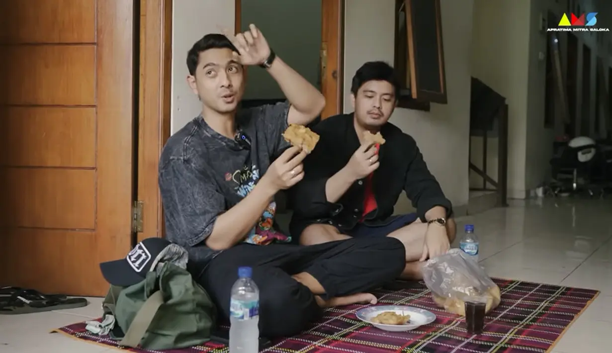 Keduanya tampak cerita ngalor-ngidul mengenang saat masih tinggal di kos tersebut. [Youtube/Rumah Kelana Pictures]