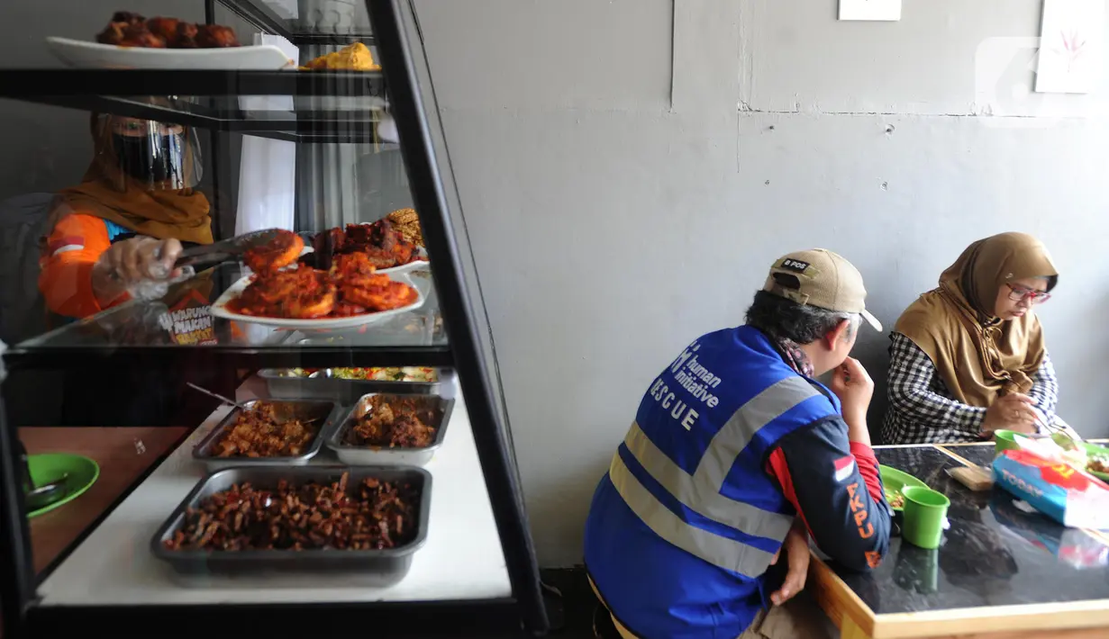 Suasana Warung Makan Rakyat yang menyediakan makanan gratis di Jalan Sulawesi, Perumnas Depok Utara, Kecamatan Beji, Kota Depok, Kamis (27/8/2020). Warung ini menyediakan makanan gratis dengan sasaran masyarakat prasejahtera di Depok, khususnya yang terdampak Covid-19. (merdeka.com/Arie Basuki)