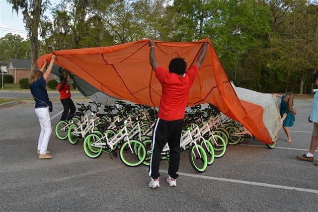 Ratusan sepeda diberikan untuk siswa di sekolah | Photo: Copyright today.com