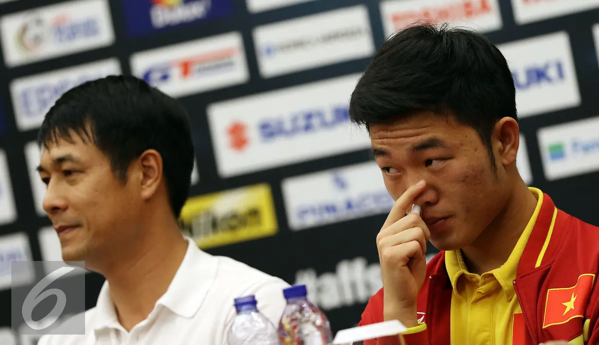 Pemain Timnas Vietnam, Luong Xuan Truong (kanan) memberi keterangan jelang laga semifinal leg pertama Piala AFF 2016 melawan Indonesia di Bogor, Jumat (2/12). Laga kedua tim akan digelar Stadion Pakansari, Sabtu (3/12). (Liputan6.com/Helmi Fithriansyah)