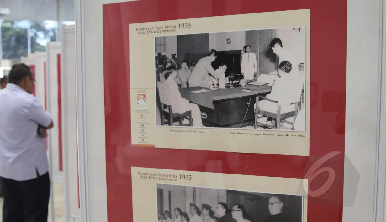 Sejumlah foto saat peristiwa Konferensi Asia Afrika tahun 1955 dipajang di Gedung Parlemen DPR RI, Jakarta, Kamis (23/4/2015). (Liputan6.com/Helmi Afandi)