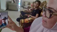 Ade Hartati, berkomunikasi dengan adik iparnya bernama Rio Alfi, mahasiswa asal Riau yang terisolasi di Wuhan, China karena penyebaran Virus Corona. (Liputan6.com/M Syukur)