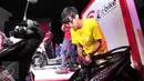 Sebuah sepeda motor dipasangi aplikasi otomotif T-Bike saat peluncuran di kawasan SCBD, Jakarta, Kamis (3/3).  Aplikasi yang diluncurkan Telkomsel itu mampu memonitor, memandu dan mengendalikan sepeda motor dari ponsel cerdas. (Liputan6.com/Angga Yuniar)