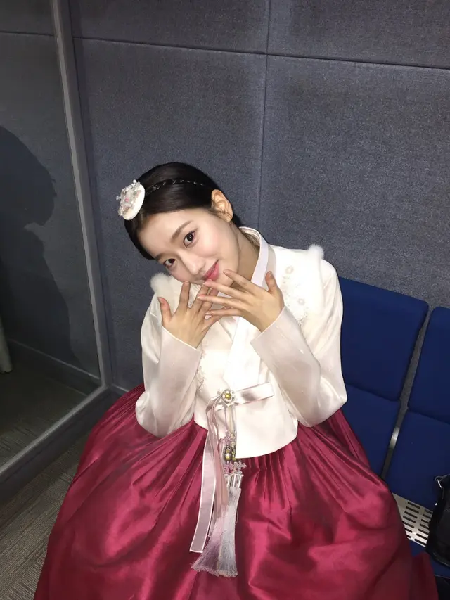 Naeun Hanbok/dok. Twitter @@APRIL_DSPmedia