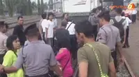 [VIDEO] Dilarang Jualan Dalam Kereta, Pedagang Blokir Lokomotif