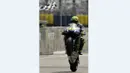 Pebalap Movistar Yamaha, Valentino Rossi, mengangkat roda depan motornya saat berhasil finis kedua dalam balapan MotoGP Prancis di Sirkuit Le Mans, Minggu (8/5/2016). (AFP/Jean-Francois Monier)
