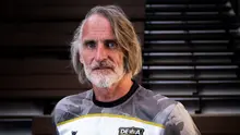 Pelatih Dewa United, Jan Olde Riekerink berpose di depan fotografer setelah melakukan sesi wawancara di basecamp Dewa United, Pagedangan, Tangerang, Selasa (18/07/2023). (Bola.com/Bagaskara Lazuardi)
