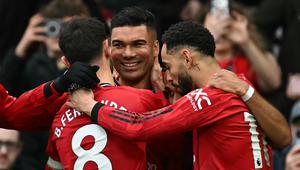 Para pemain MU merayakan gol Casemiro ke gawang Fulham dalam lanjutan Liga Inggris 2025/2026 di Old Trafford, Minggu (1/2/2026) malam WIB. (Paul ELLIS / AFP)