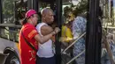 Orang-orang berdesakan untuk masuk ke dalam bus yang penuh dengan pelanggan di Havana, Kuba, Kamis, 6 April 2023. (AP Photo/Ramon Espinosa)