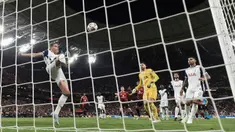 Pemain Tottenham Hotspur, Micky van de Ven menyapu bola untuk melakukan penyelamatan di depan gawang timnya dalam laga final Liga Europa 2024/2025 melawan Manchester United di Stadion San Mames, Bilbao, Spanyol, Kamis (22/05/2025) dini hari WIB. (AFP/Josep Lago)