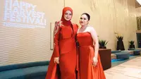 Momen langka terjadi ketika Ruth Sahanaya manggung di Kuala Lumpur dan tak sengaja bertemu diva Negeri Jiran, Siti Nurhaliza. Begitu hangat dan akrab. (Foto: Dok. Instagram @mamauthe)