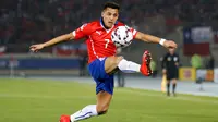 Penyerang Chile, Alexis Sanchez berusaha mengontrol bola saat bertanding melawan Uruguay di perempat final Copa Amerika 2015 di National Stadium, Santiago, Chile, (25/6/2015). Chile melaju ke semifinal usai mengalahkan Uruguay 1-0. (REUTERS/Ivan Alvarado)