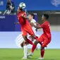 Pemain Timnas Indonesia U-24,&nbsp;Mohammad Haykal Alhafiz (kiri), melakukan duel udara dengan&nbsp;pemain Kirgistan dalam laga Grup F Asian Games 2022 yang digelar di Zhejiang Normal University East Stadium, Jinhua, China, Selasa (19/9/2023) malam WIB. (Dok. NOC Indonesia)