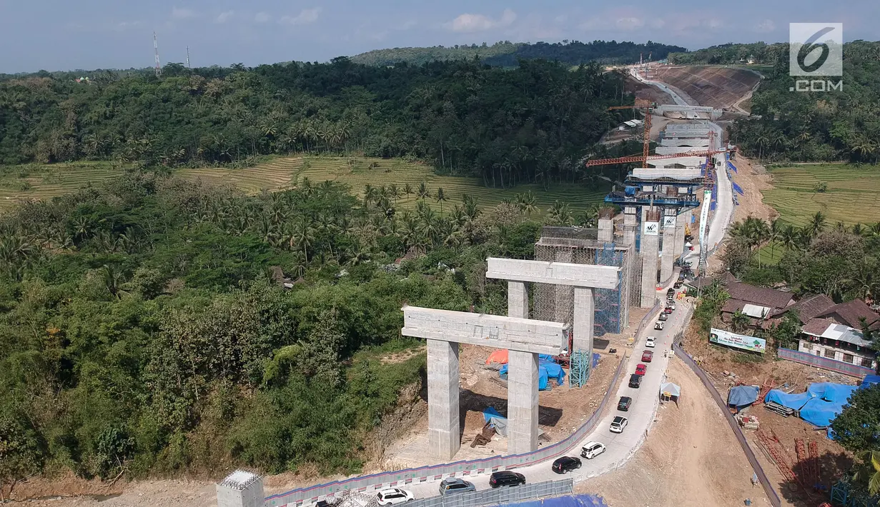 Foto udara antrean kendaraan pemudik saat melintasi tanjakan Jembatan Kali Kenteng di ruas tol fungsional Salatiga-Kartasura, Kab Semarang, Jateng, Selasa (12/6). Kepadatan karena pengguna jalan harus bergantian melewati. (Liputan6.com/Arya Manggala)