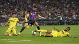 Pemain Barcelona, Robert Lewandowski (tengah) berebut bola dengan pemain Villarreal, Raul Albiol (kanan) pada laga lanjutan Liga Spanyol 2022/2023 di Stadion Camp Nou, Barcelona, 20 Oktober 2022. Pada musim ini, Lewandowksi berhasil mencetak 15 gol dan membuat dirinya tercatat sebagai top skor Liga Spanyol musim ini. (AFP/Josep Lago)