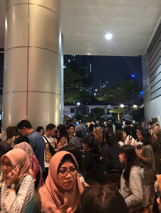 Pengunjung berhamburan keluar gedung setelah merasakan gempa yang melanda sebuah pusat perbelanjaan di kawasan Jakarta, Jumat (2/8/2019). Berdasarkan data BMKG, gempa bumi memiliki Magnitudo 7,4 dan berpusat di wilayah barat daya Sumur, Banten. (Liputan6.com/Adinda)